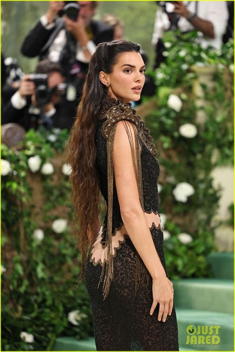 bolsa preta kendall jenner givenchy preco|2024 Met Gala: Kendall Jenner Debuted a Never .